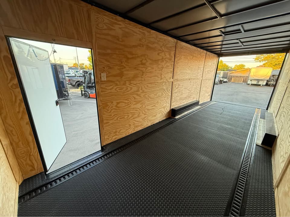 2025 Enclosed Carhauler Toyhauler 8.5x26ta utility cargo trailer