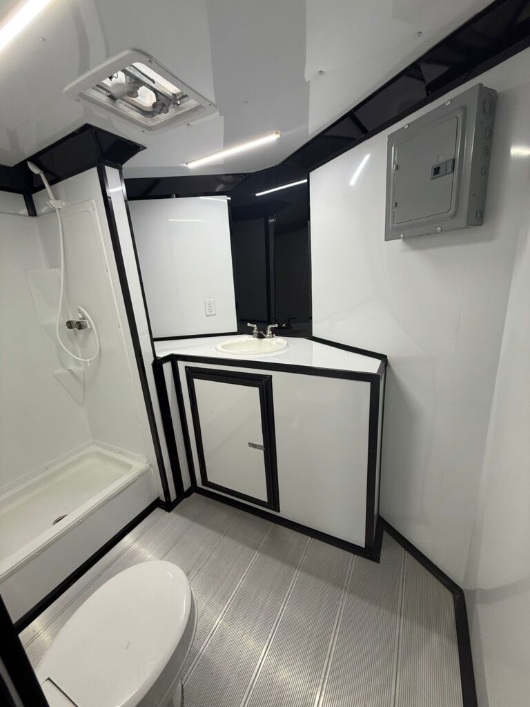 2025 8.5X28 Enclosed Cargo trailer / Toyhauler