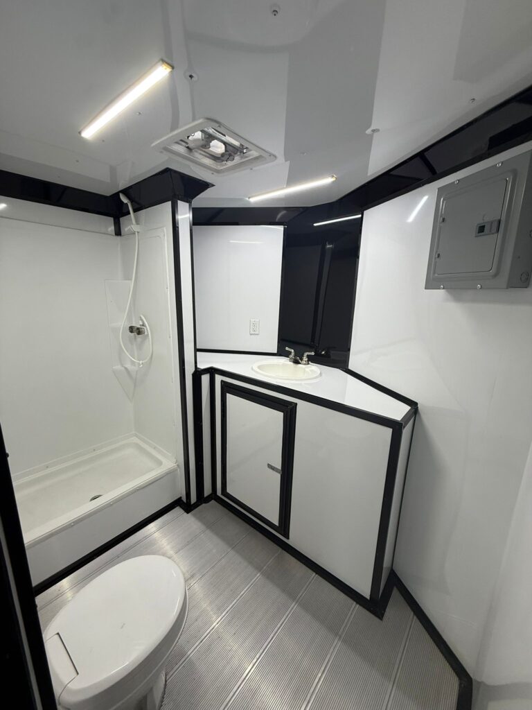 2025 8.5X28 Enclosed Cargo trailer / Toyhauler