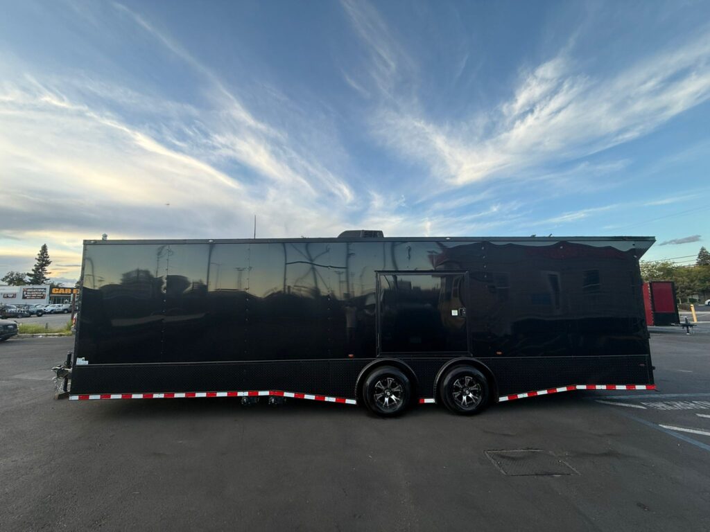 2025 8.5X28 Enclosed Cargo trailer / Toyhauler