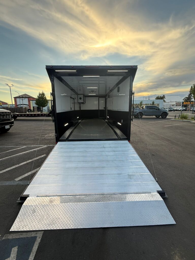 2025 8.5X28 Enclosed Cargo trailer / Toyhauler