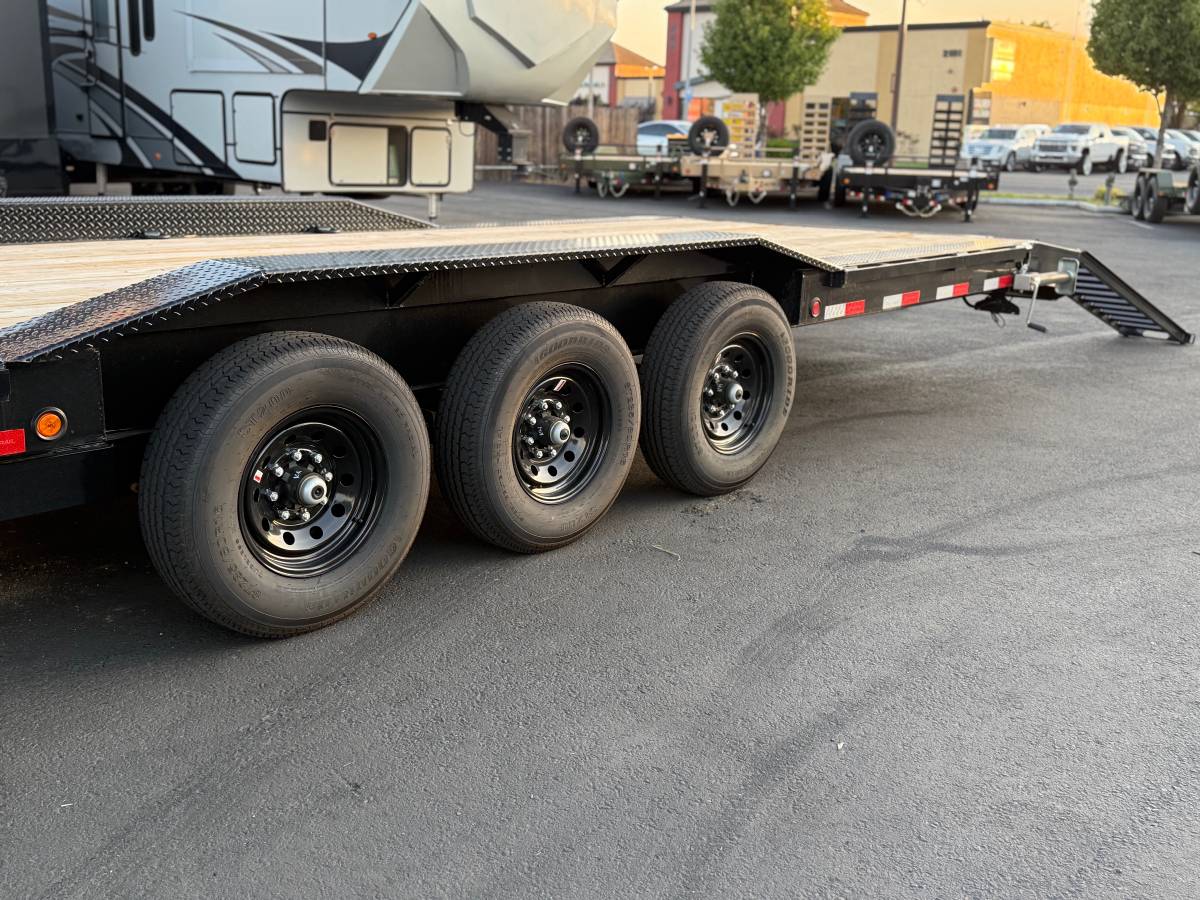 2025 Load Trail 21000GVWR 102" x 40' carhauler gooseneck